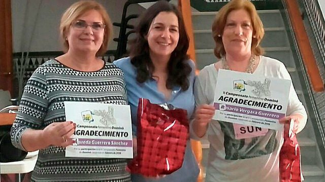 Entrega diplomas II Campeonato Femenino de Dominó