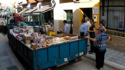 Camión a las puertas de Cáritas