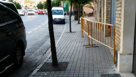 Calle Tinajas: valla y desagüe