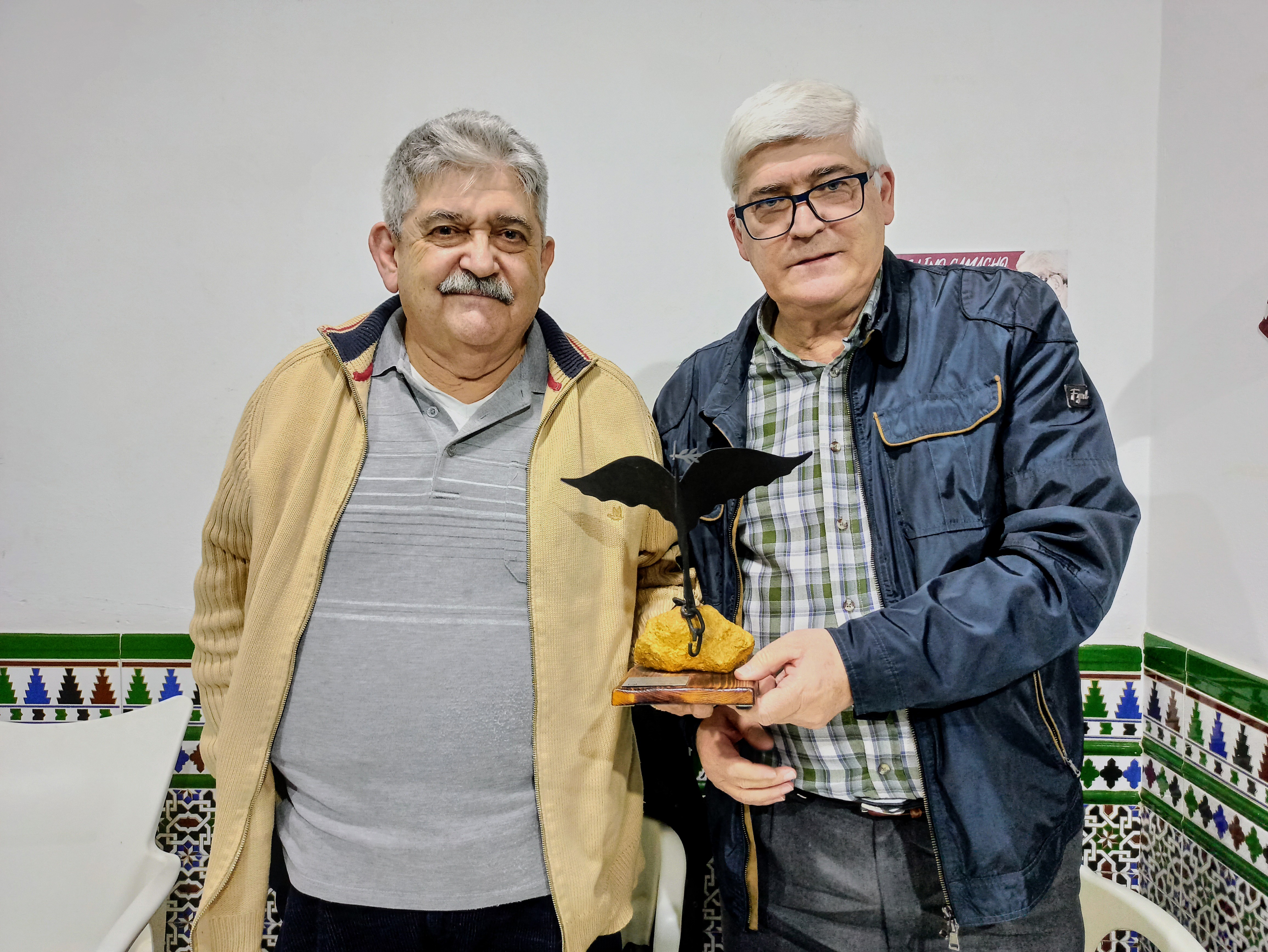 Paco Algaba le entrega a Marcel Camacho una paloma realizada por Joaquín Bonilla en 2017 en el homenaje a Marcelino Camacho