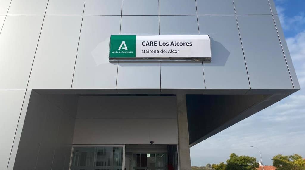 Foto de la entrada al CARE donde se puede leer CARE Los Alcores Mairena del Alcor