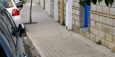 Calle Tinajas: valla y desagüe