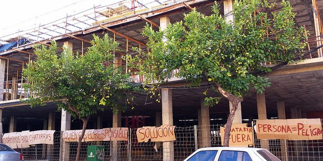 Vecinas de la calle Manuel Jiménez León en pie contra la grúa abandonada