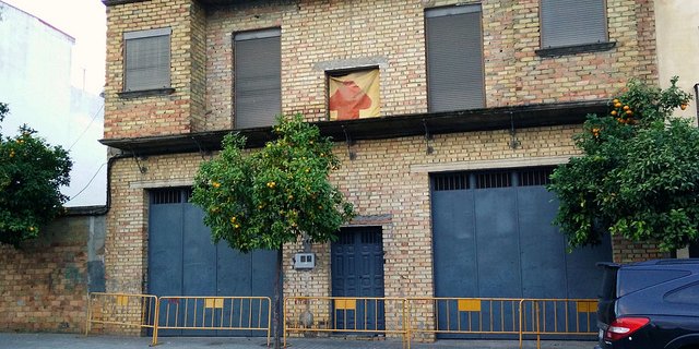 Calle Tinajas: valla y desagüe