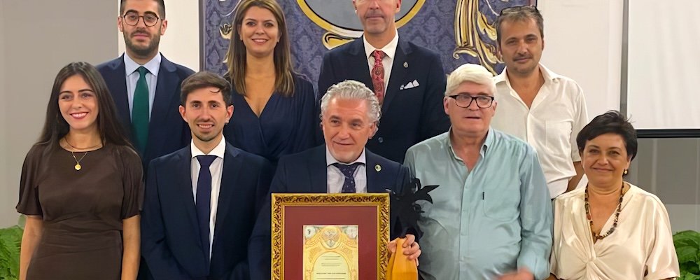 Foto de la corporación municipal junto con el galardonado, Segundo Falcón, y el presidente de la Asociación Cultural Amigos de El Viso, Baldomero Alba