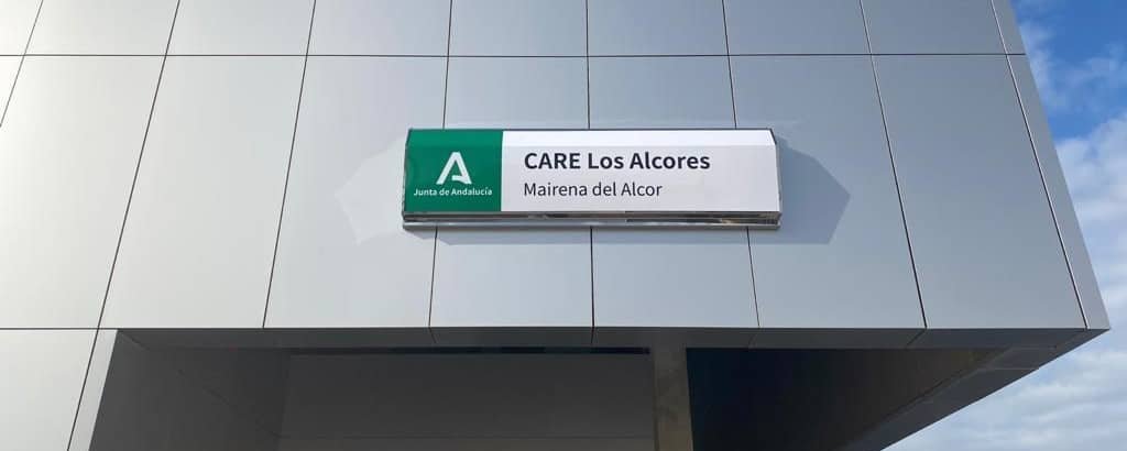 Foto de la entrada al CARE donde se puede leer CARE Los Alcores Mairena del Alcor