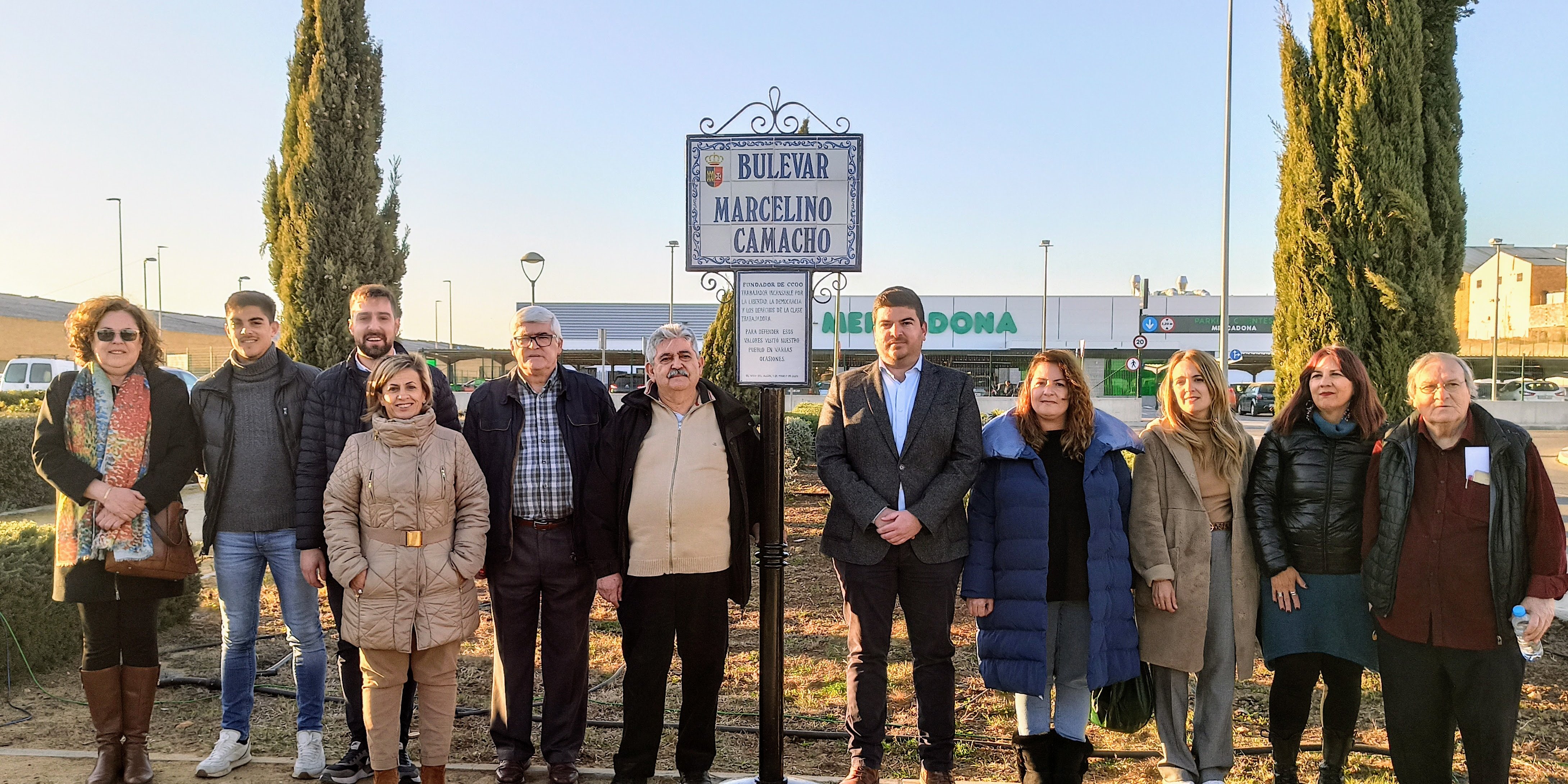 Foto de la corporación municipal con Marcel Camacho, Manuel Gerena y representante CC.OO.