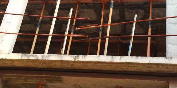 Vecinas de la calle Manuel Jiménez León en pie contra la grúa abandonada